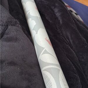 Elegant Floral Gray and White Wallpaper